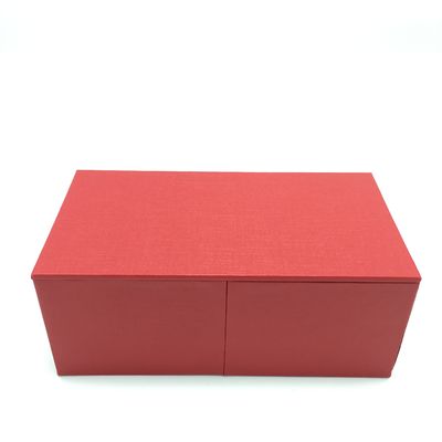 포장되기 위한 손으로 만드는 단단한 선물 상자 PSD CDR CMYK  보석 종이